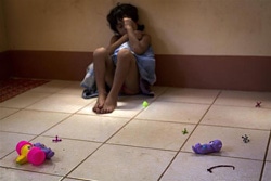 両親に育児放棄され、路上で3年間暮らしていた7歳の女の子。ユニセフが支援するセンターに保護された。（ニカラグア）