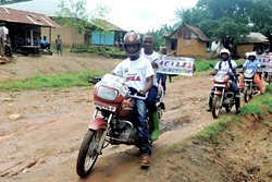 オートバイでエボラの啓発活動を行うスタッフ。（シエラレオネ）