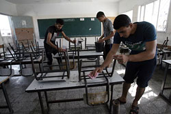 ユニセフは教育省などと協力して、子どもたちが学校に戻って勉強ができるよう、避難所として使われていた学校の清掃や修復を実施。