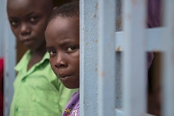 身を寄せるエボラから回復した子どもたち。ケネマのエボラ治療センターにて。（シエラレオネ）