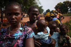 ユニセフが支援する診療所で、診察を受けるために並ぶ女性や子どもたち。（中央アフリカ共和国）