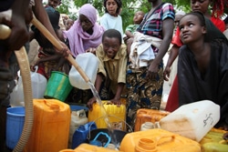 水処理施設の修復支援を実施し、多くの住民に水を提供。（中央アフリカ共和国）