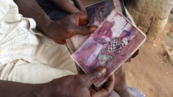 ギニア 最初の感染者とされる2歳の男の子 家族を亡くし 笑顔を奪われた父 日本ユニセフ協会 エボラ出血熱緊急募金