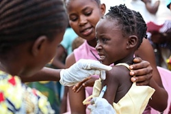 はしかの予防接種を受ける女の子。（中央アフリカ）