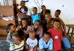 エボラで孤児となった子どものための一時ケアセンターに身を寄せる子どもたち とジュシフさん（中央）