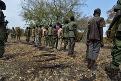 武装勢力から解放され、銃を置く子どもたち（南スーダン）。