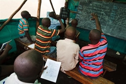 元子ども兵士がトランジット・センターで英語の授業を受ける様子（コンゴ民主共和国）。
