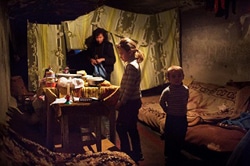 母親と一緒に防空壕に避難する子どもたち。（ウクライナ）