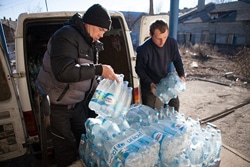 ドネツク州に水を運ぶボランティアのスタッフ。