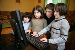 コンピュータを使う子どもたち