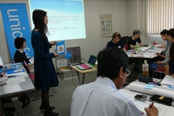 今回講師を務めたのは、ガイドブックや研修プログラムの製作に参加した国立精神・神経医療研究センターの大滝涼子さんと日本プレイセラピー協会の本田涼子さん。
