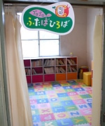 2011年8月、埼玉県加須市の旧騎西高校に設置された「子どもにやさしい空間」。2013年12月に避難所が閉鎖されるまで、支援が続けられました。