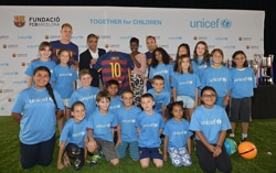 イニエスタ選手とテア・シュテーゲン選手と、FCバルセロナとユニセフが開催したイベントに参加した子どもたち。