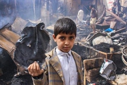 空爆後、市場に向かったアハメドくん（10歳）。しかし、何も買うものは見つけられません。あるのは、爆弾の破片だけです。
