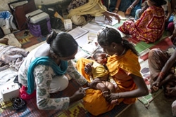 破傷風の予防接種を受ける赤ちゃん。