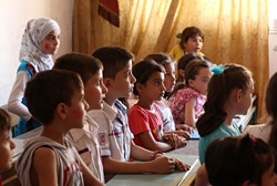 「学校に戻ろう」キャンペーンが実施され、アレッポの学校に登校した4年生の生徒たち。