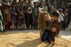 バングラデシュ訪問時、子どもに話しかけるシャキーラ大使。