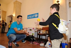 9月22日、ユニセフが支援する「子どもにやさしい空間」で子どもたちと遊ぶジョコビッチ大使。