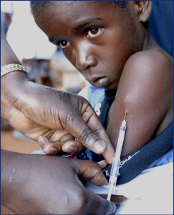予防接種をうける子どもの写真